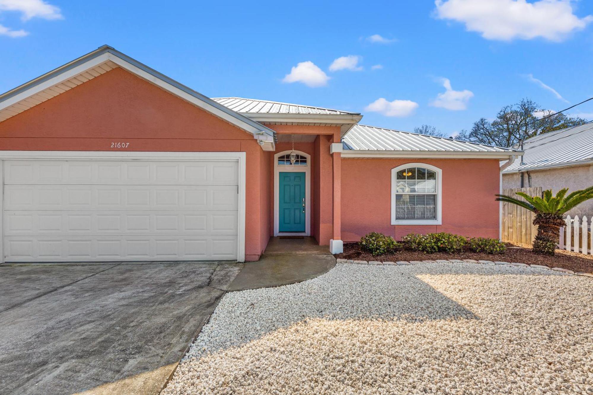 Great Rates Available Now! / Relaxing Coastal West Pcb / 3bd & 2ba *